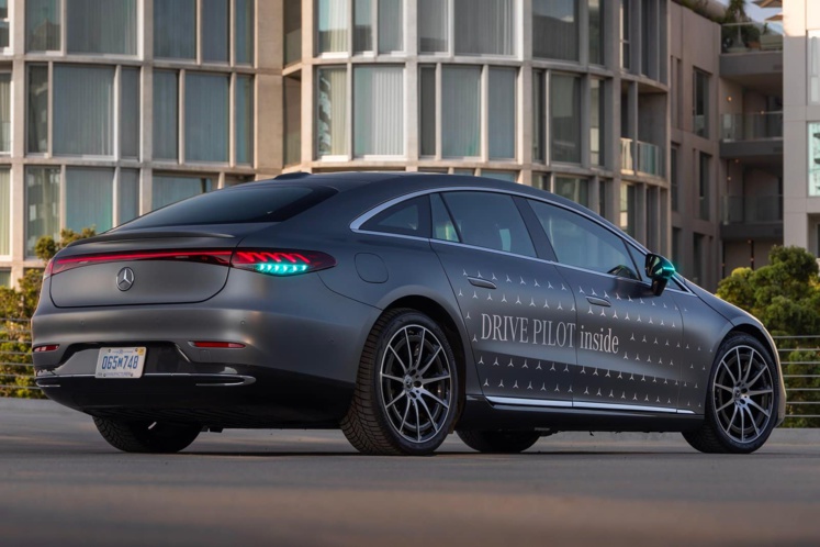 Mercedes illumine la route du futur : Les feux turquoises révolutionnent la conduite Autonome