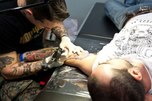 Les tatouages augmenteraient les risques de cancer du sang,