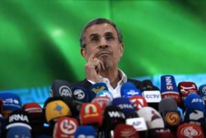 .L'ancien président iranien Mahmoud Ahmadinejad s'adresse aux médias après avoir déposé sa candidature à la prochaine élection présidentielle iranienne, à Téhéran, le 2 juin 2024. © Atta Kenare, AFP