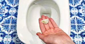 Une gousse d'ail dans les toilettes : le remède naturel que vous devez connaître