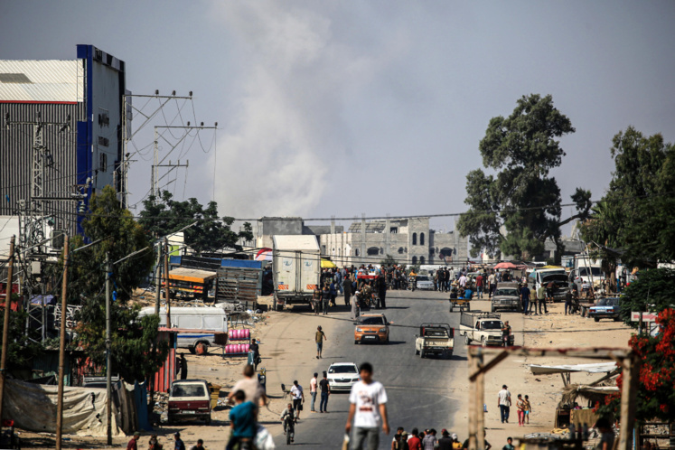 Alors que les tensions augmentent à la frontière libanaise , Israël bombarde à nouveau Gaza