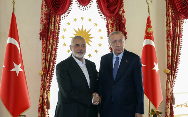Le président turc Recep Tayyip Erdogan (à droite) et le chef du Hamas Ismail Haniyeh se serrant la main lors de leur rencontre, à Istanbul, en Turquie, le 20 avril 2024. (Crédit : Présidence turque via AP)