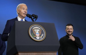 Joe Biden au côté du président ukrainien, Volodymyr Zelensky, lors d’un événement en marge du sommet de l’OTAN, à Washington, le 11 juillet 2024. BRENDAN SMIALOWSKI / AFP