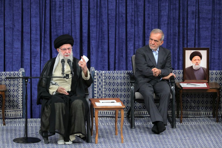 Le guide suprême iranien l'ayatollah Ali Khamenei (gauche) et le nouveau président iranien Massoud Pezeshkian (droite), à Téhéran, le 28 juillet 2024. Reuters/Handout/West Asia News Agency.