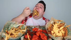 Mukbang : cette tendance populaire mais risquée pour la santé