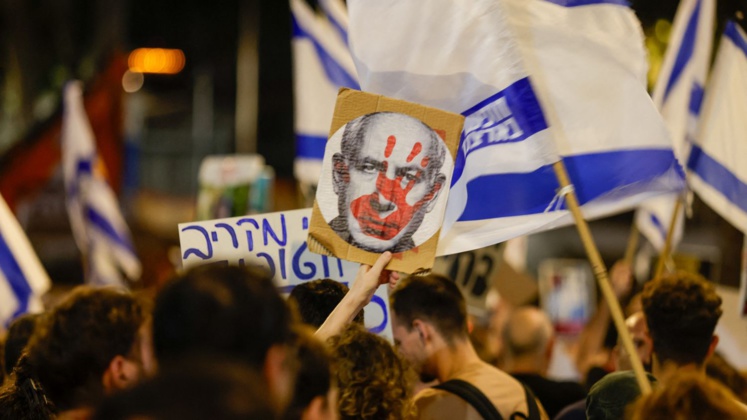 Des Israéliens manifestant contre la politique du Premier ministre Benyamin Nétanyahou à Tel-Aviv (Israël), le 4 septembre 2024. (NIR KEIDAR / ANADOLU / AFP)