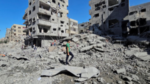 Des Palestiniens se rassemblent sur le site de frappes israéliennes sur des maisons et des bâtiments résidentiels, à Beit Lahia, dans le nord de la bande de Gaza, le 20 octobre 2024. © Abdul Karim Farid, Reuters