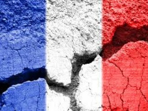 Pauvre France : Une crise multidimensionnelle sous le regard inquiet de l’Europe