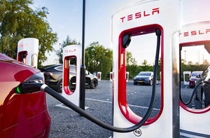 Tesla renforce sa présence en Chine avec des superchargeurs V4