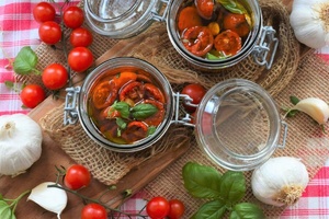 Tomates cerise en conserve : le soleil en bocal pour l’hiver