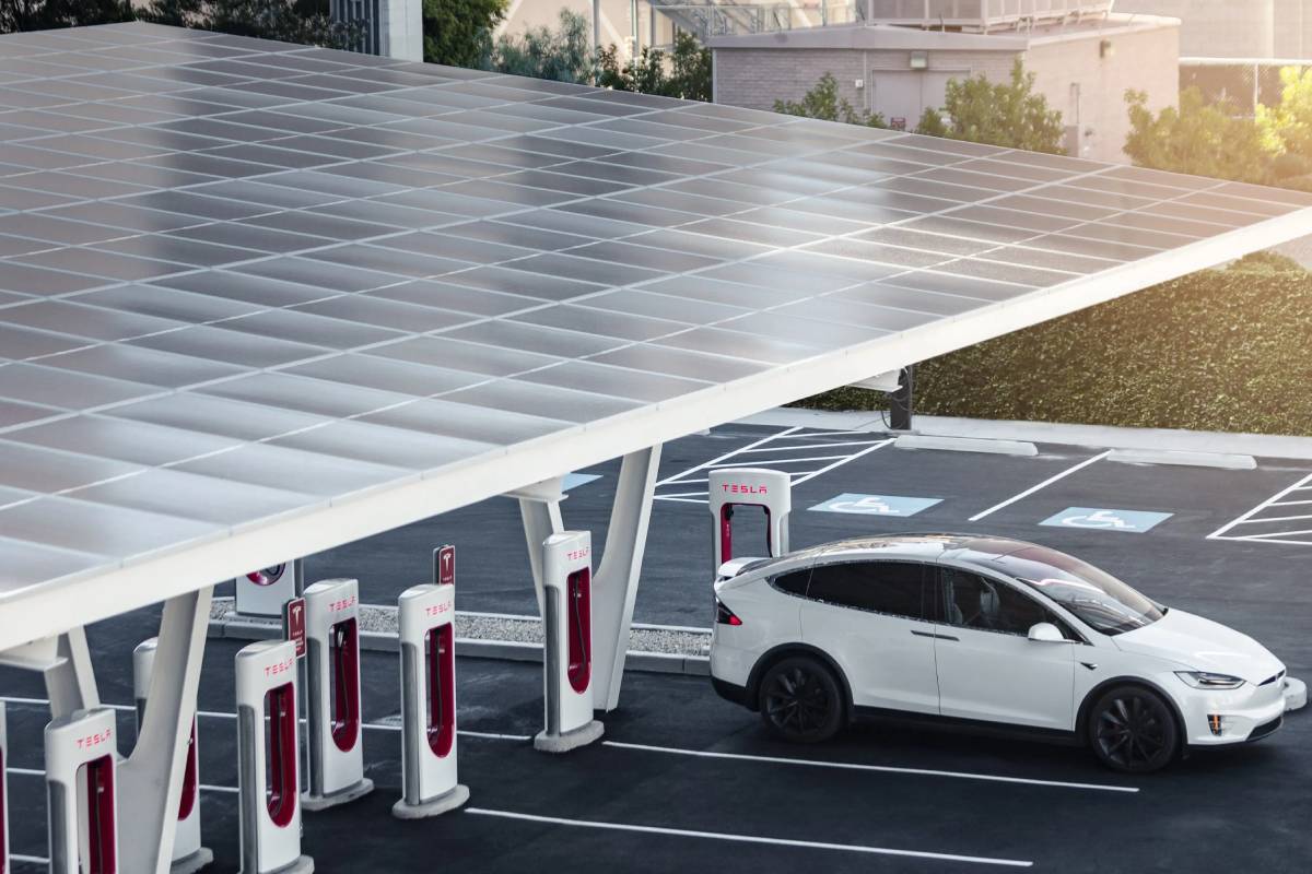Tesla lance un nouveau système de charge solaire pour les voitures électriques