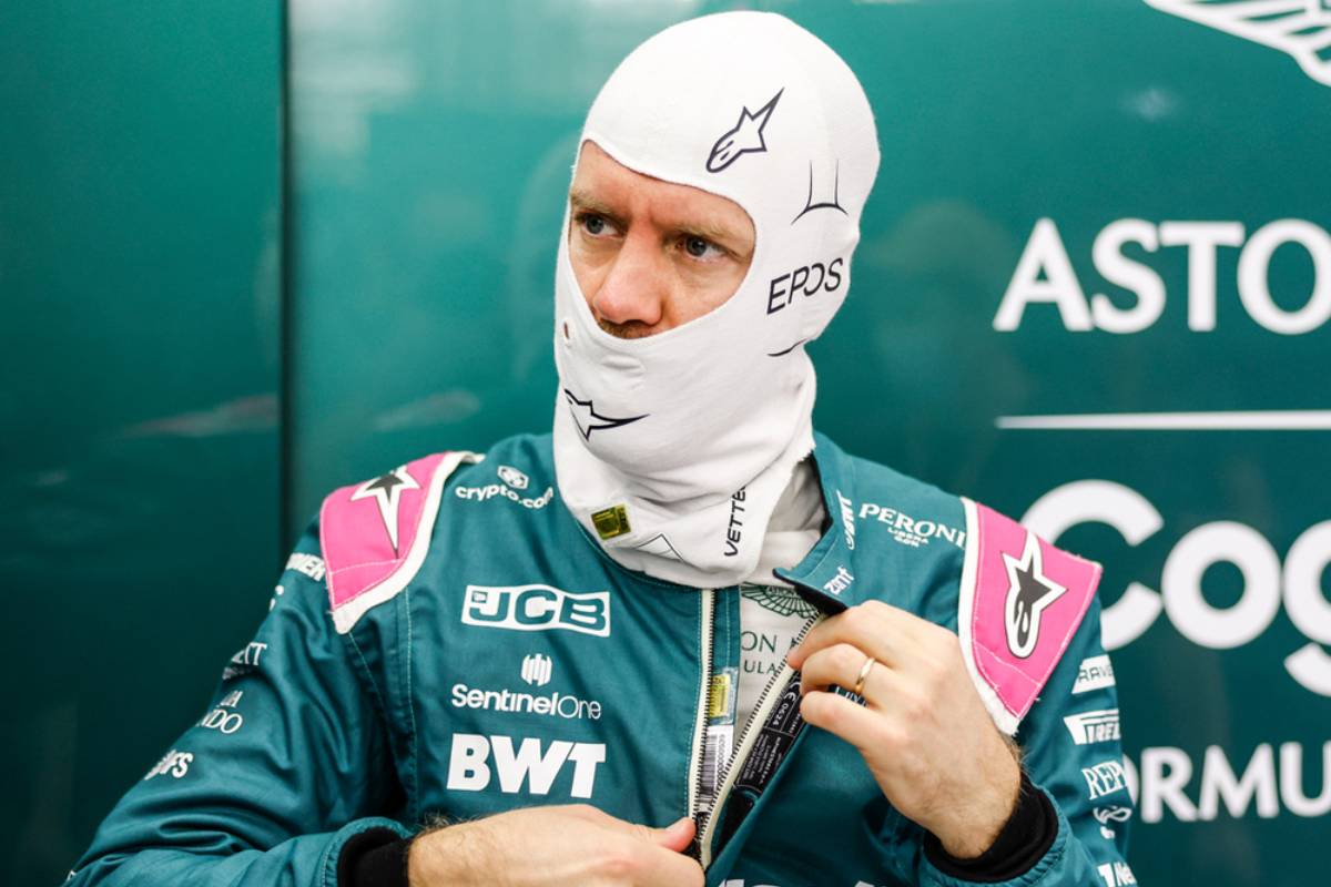 Pourquoi un pilote de Formule portent-t-il un masque blanc sur la tête ?