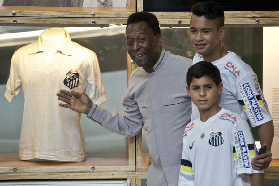 Pelé "aurait été très triste" de l'état du foot brésilien, déclare son fils