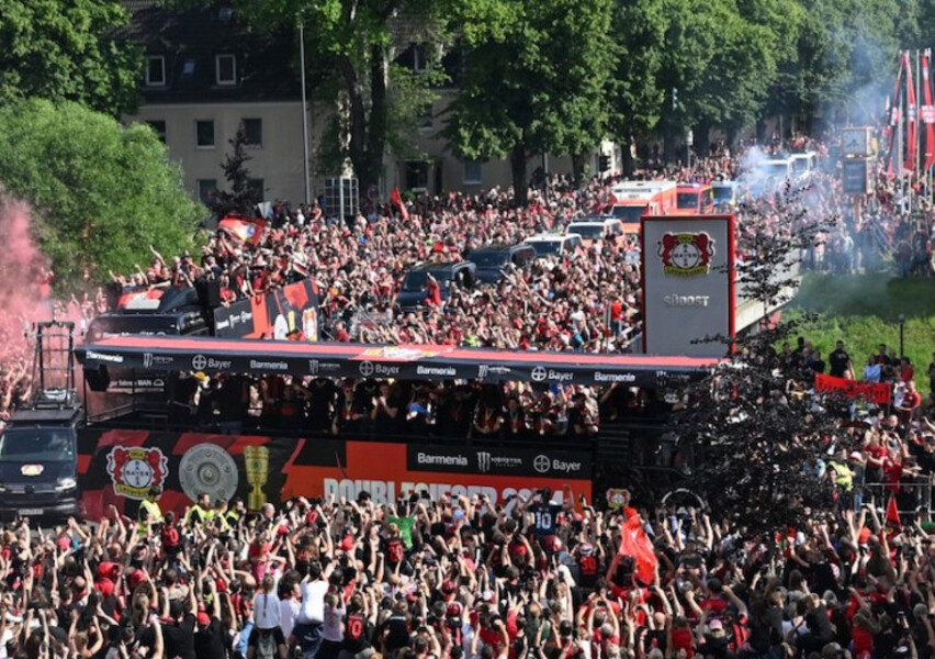 Allemagne : accueil triomphal pour les joueurs de Leverkusen, après le doublé Coupe/Championnat