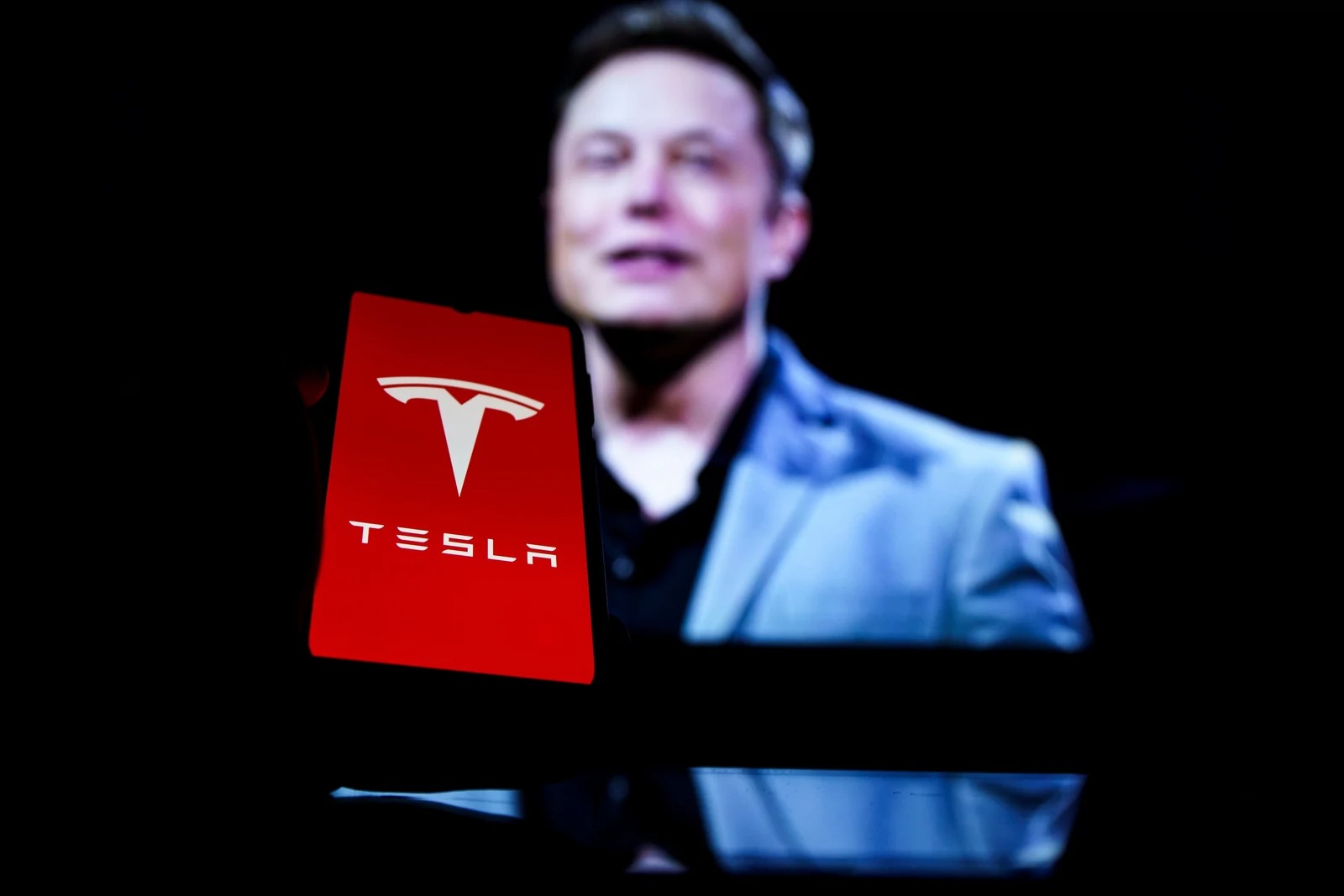 Elon Musk et les Robotaxis de Tesla : Pourquoi tant de retard ?