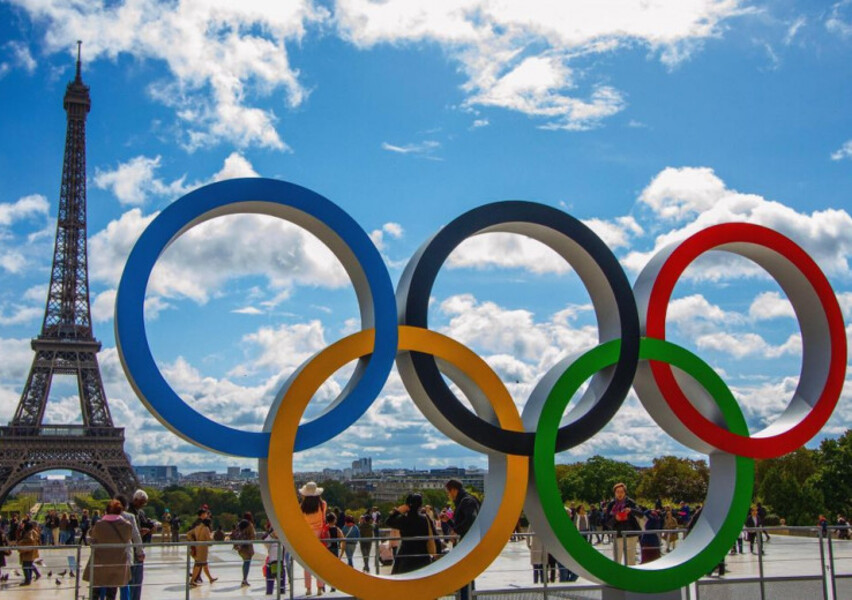 Paris 2024 : la flamme olympique visite le stand marocain de la fan zone « Africa Station »