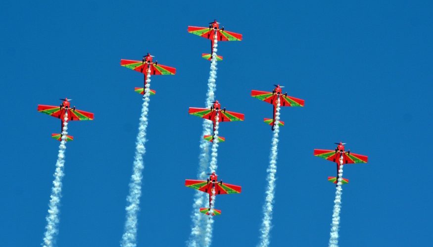 Les FAR éblouissent avec des shows aériens pour la fête du Trône