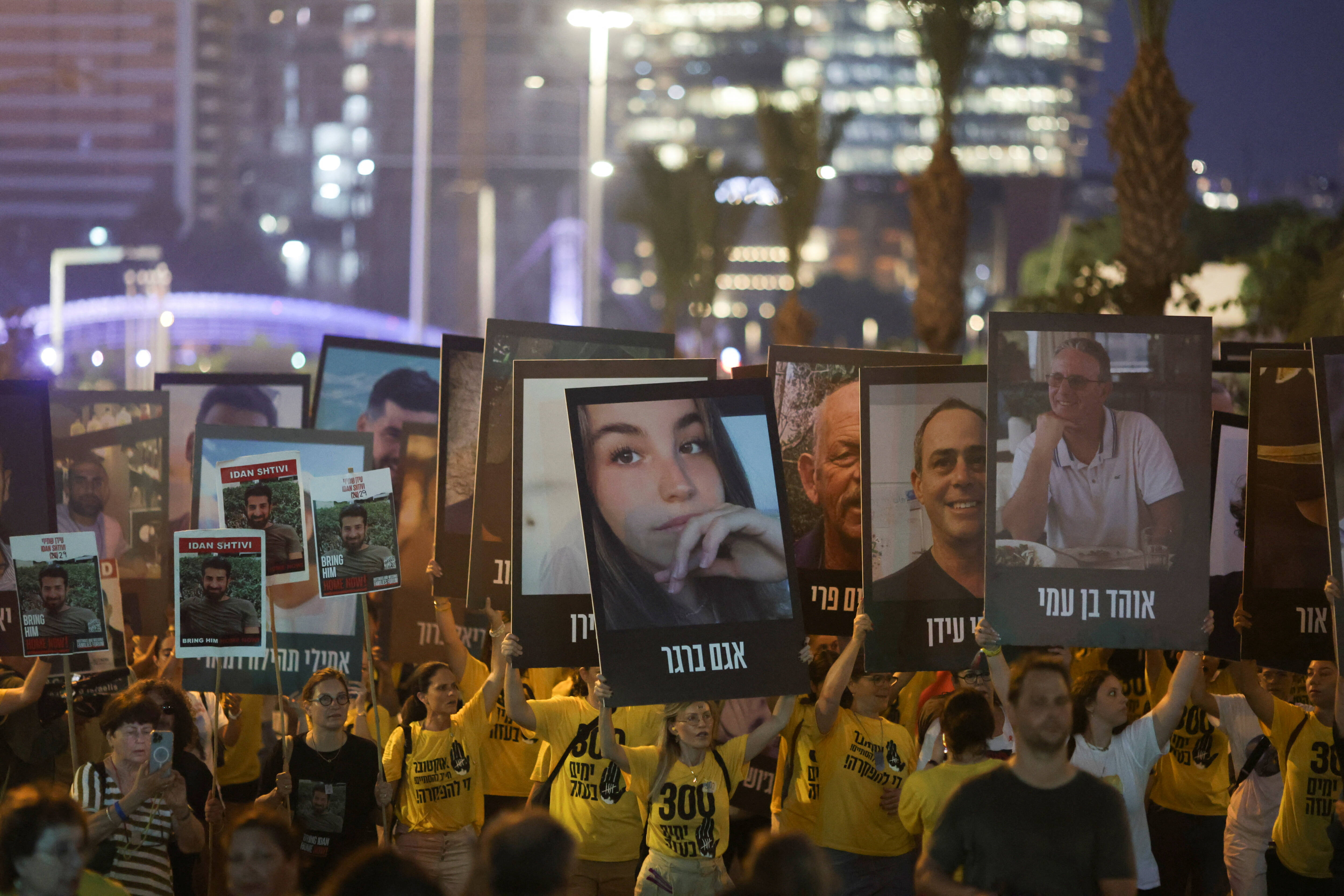 Des manifestants demandent au gouvernement de Benyamin Netanyahou de négocier la libération des otages, samedi dernier, à Tel-Aviv. Ricardo Moraes / REUTERS