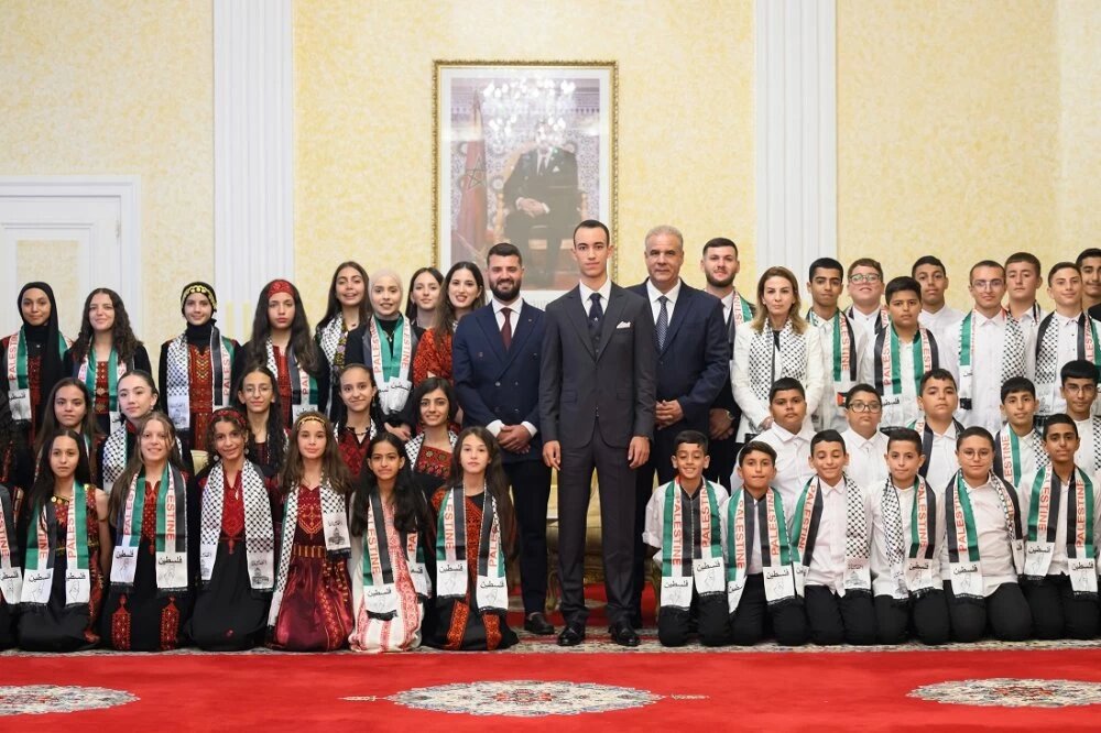 SAR le Prince Héritier Moulay El Hassan reçoit les enfants maqdessis 