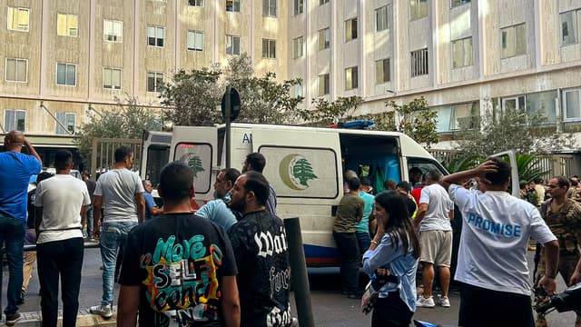 Une ambulance prenant en charge des blessés, à Beyrouth.AFP