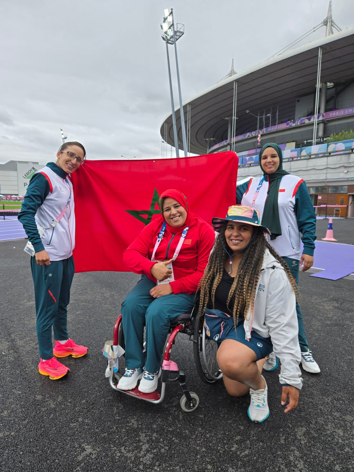 Iham Mouhssini en chapeau en compagnie d'autres volontaires