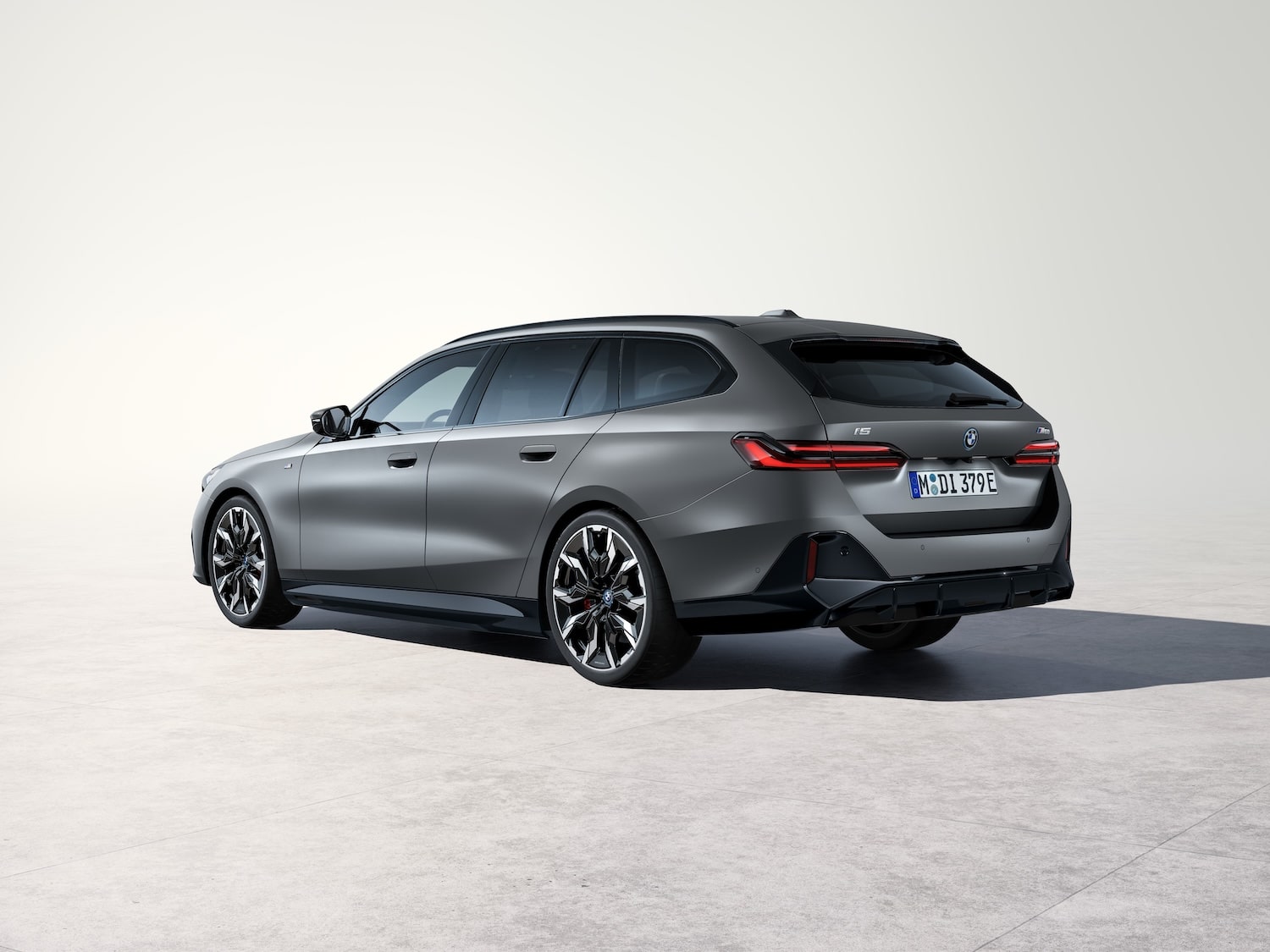 BMW i5 Touring : Le Break électrique qui fait le show !