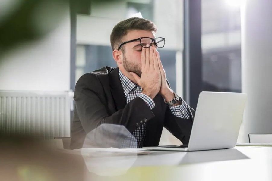 Le "glossing" : quand le sourire cache un mal-être au travail