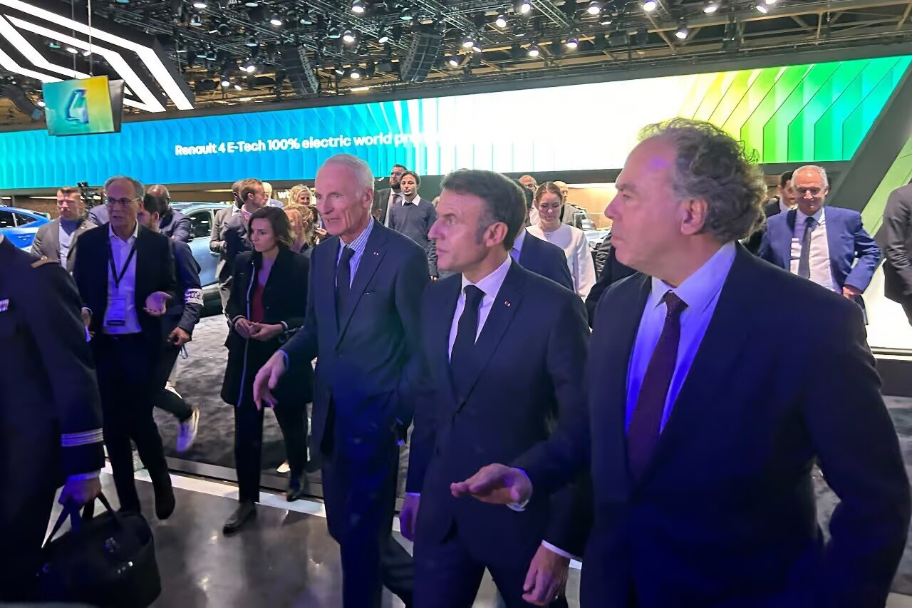 Le Président au volant : Emmanuel Macron Mondial Automobile de Paris 2024 !