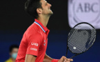 Un problème suspend l'entrée de Djokovic en Australie
