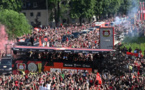 Allemagne : accueil triomphal pour les joueurs de Leverkusen, après le doublé Coupe/Championnat