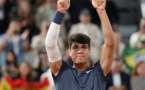 Roland-Garros : Alcaraz surclasse Tsitsipas et prend rendez-vous avec Sinner en demie