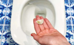 Une gousse d'ail dans les toilettes : le remède naturel que vous devez connaître