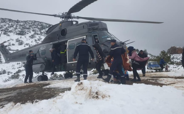 La gendarmerie royale sauve une femme qui a accouché de jumeaux dans les montagnes à Taza