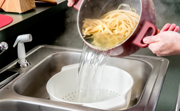 Ne jetez plus l'eau de cuisson des pâtes, voici pourquoi !
