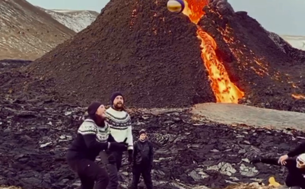 Islande : Ils jouent au volley-ball près d’un volcan en éruption.