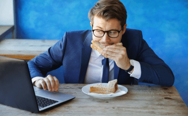 Arrêtez de manger devant vos écrans, découvrez pourquoi !