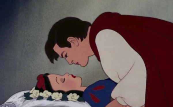 Blanche neige : Le baiser du prince au cœur d'une polémique