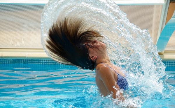 Piscine : Comment protéger sa peau et ses cheveux du chlore?