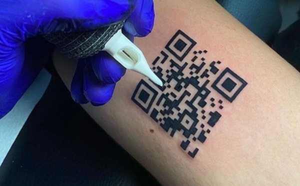 Un étudiant se fait tatouer son QR code de pass sanitaire