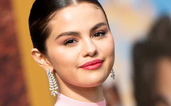 Selena Gomez nous montre son maquillage de soirée idéal