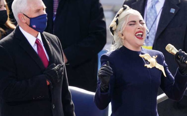 Lady Gaga portait une robe pare-balles à l'investiture de Joe Biden