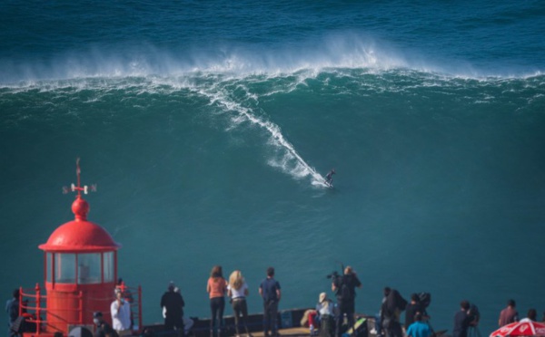 Il décroche le record de la plus grosse vague surfée : 26 mètres de haut !