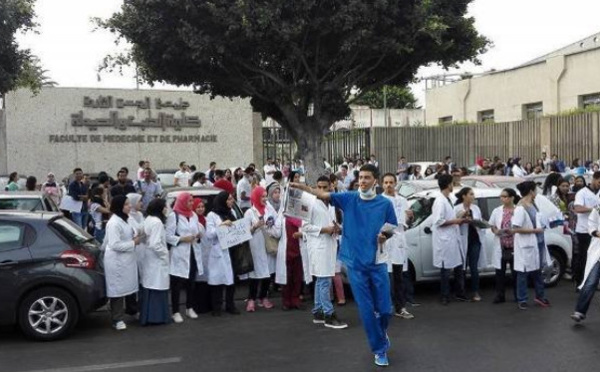 Voici pourquoi les étudiants en médecine ont tenu un sit-in devant le Parlement