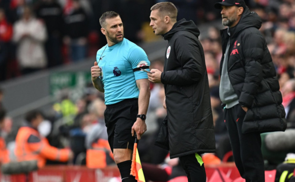 Suspension du juge de touche soupçonné d'avoir donné un coup de coude à un joueur de Liverpool