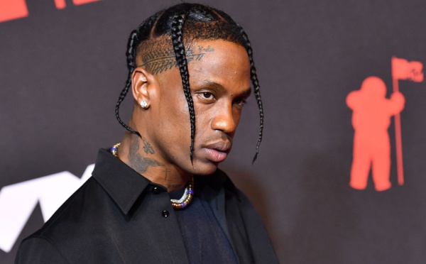 Travis Scott collabore avec un fan pour un duo musical et lui fait cadeau de ses chaussures