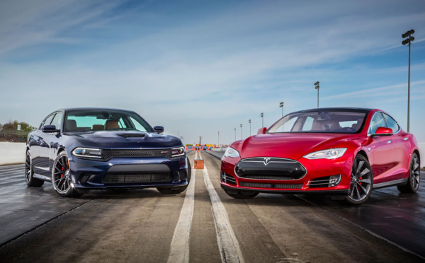 Vidéo : Tesla Model S Blade VS Dodge Challenger Hellcat modifiée