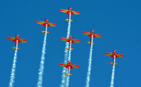 Les FAR éblouissent avec des shows aériens pour la fête du Trône