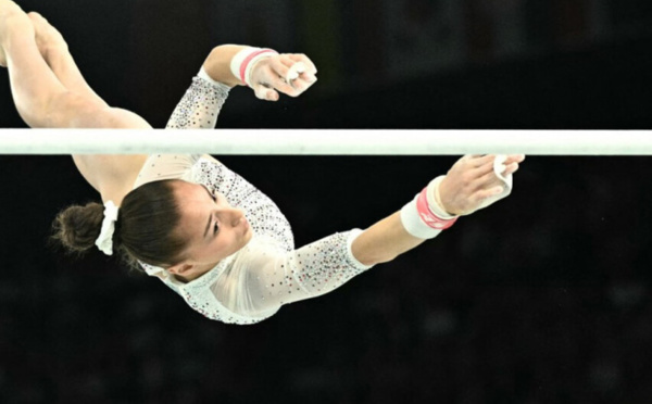 Barres asymétriques : Kaylia Nemour, l'Algérienne, décroche l'or et offre le premier titre olympique à l'Afrique en gymnastique