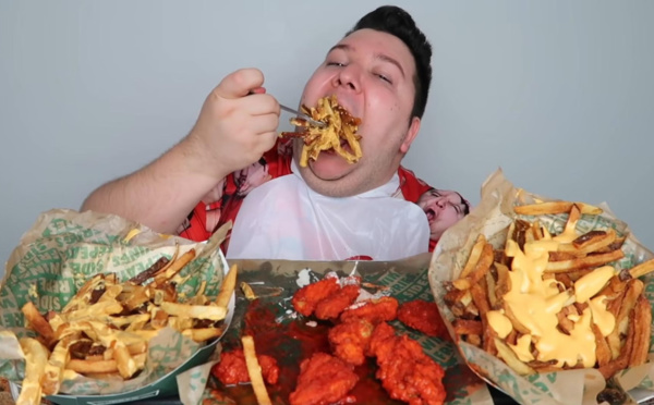 Mukbang : cette tendance populaire mais risquée pour la santé