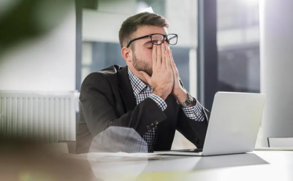 Le "glossing" : quand le sourire cache un mal-être au travail